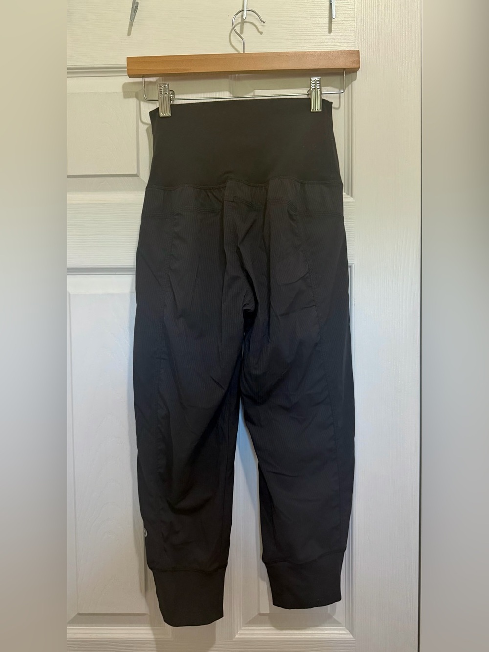 Lululemon Size 2 Cropped Dance Studio Pants - Picture 4 of 6